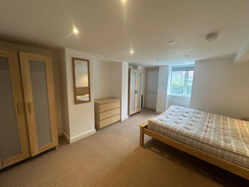Photo of  Norman Mount,  Leeds, LS5